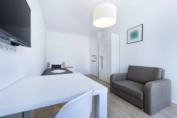 Diseño interior de dormitorio compacto y moderno — Foto de Stock