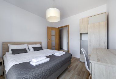 boş duvar temiz ve modern yatak odası