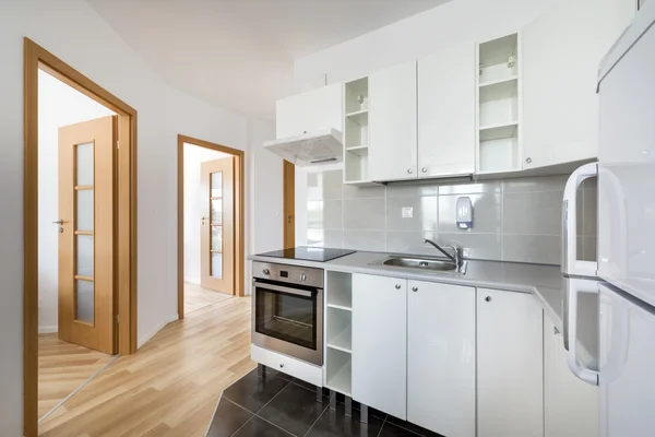 Kleine, witte moderne keuken, interieur — Stockfoto