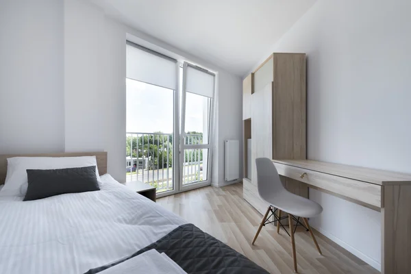 Dormitorio limpio y moderno en estilo escandinavo — Foto de Stock