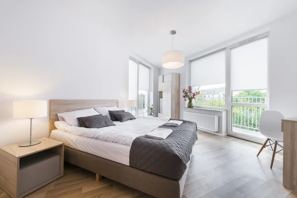 Современный и удобный дизайн интерьера спальни — стоковое фото