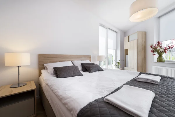 Moderne en comfortabele slaapkamer interieur — Stockfoto