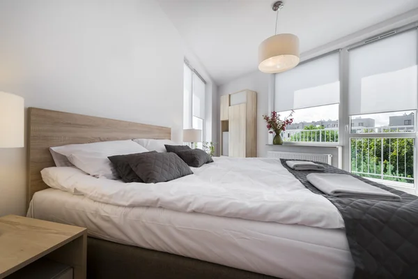 King Size-Bett in einer modernen, hellen Wohnung — Stockfoto