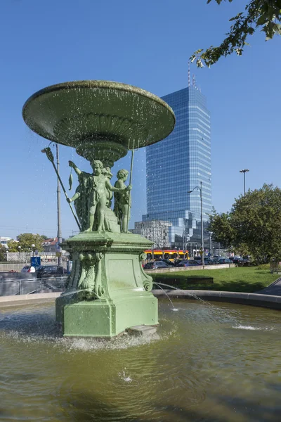 The historic Fountain at Bankowy Square in Warsaw . — Stock Photo, Image
