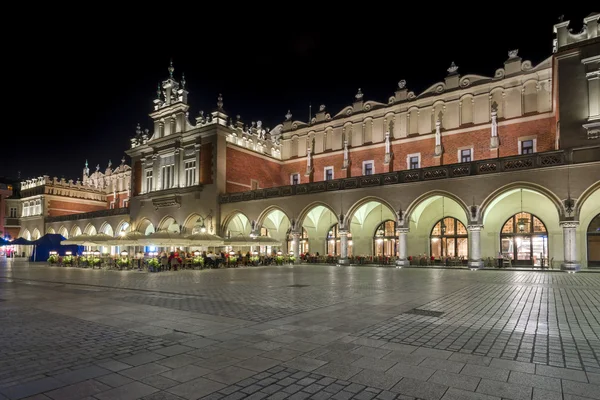 Cloth hall under natten i krakow, mindre Polen, — Stockfoto