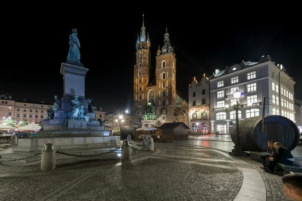 Monumento a Adam Mickiewicz e Igreja de Santa Maria em Cracóvia — Fotografia de Stock