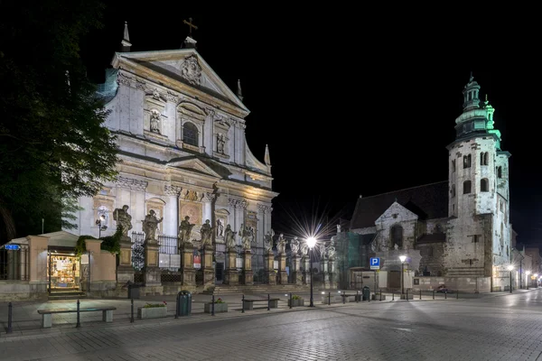 Iglesia de San Pedro y San Pablo durante la noche en Cracovia , — Foto de Stock