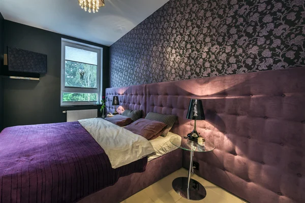 Dormitorio con cama king size — Foto de Stock
