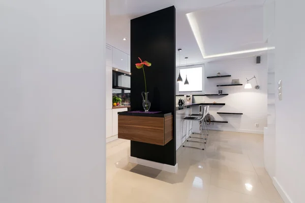 Современный коридор в роскошной квартире — стоковое фото