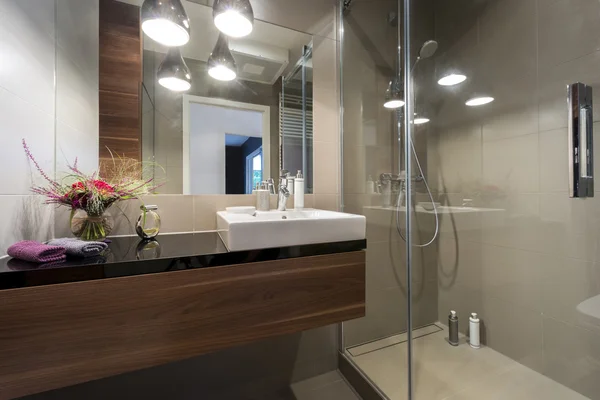 Salle de bain moderne de luxe avec douche — Photo