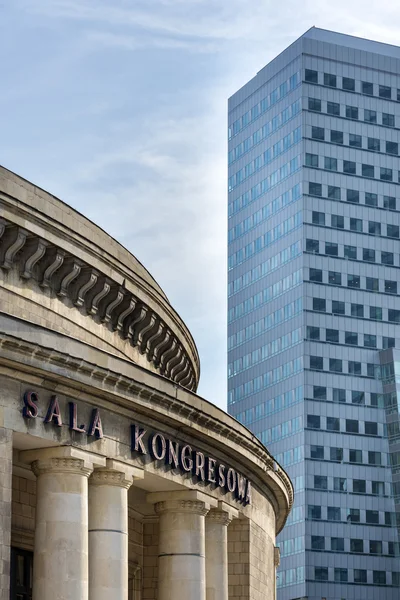 Modernes Gebäude und Kulturpalast in Warschau — Stockfoto