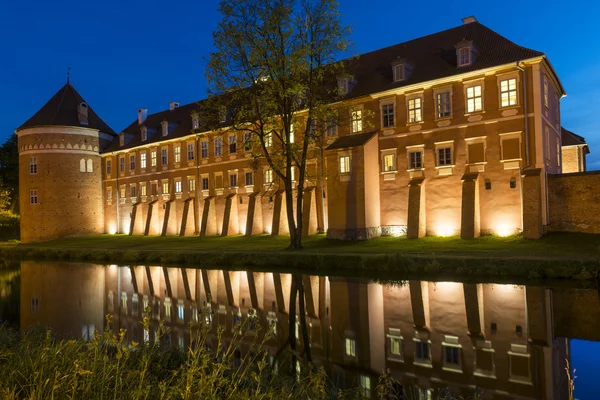 Antiguo castillo gótico en Lidzbark Warminski por la noche, Polonia , — Foto de Stock