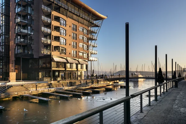 Alacakaranlıkta modern waterfront daireler Aker Brygge bölgesi, — Stok fotoğraf