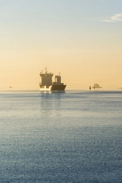 Nákladní loď při západu slunce v Oslu bay — Stock fotografie