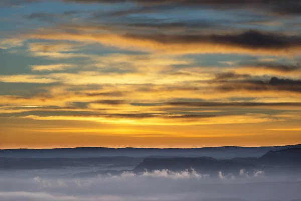 Nuages dramatiques au coucher du soleil à Oslo — Photo