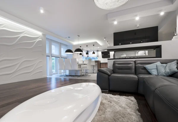 Modernes Interieur Wohnzimmer mit Küche — Stockfoto