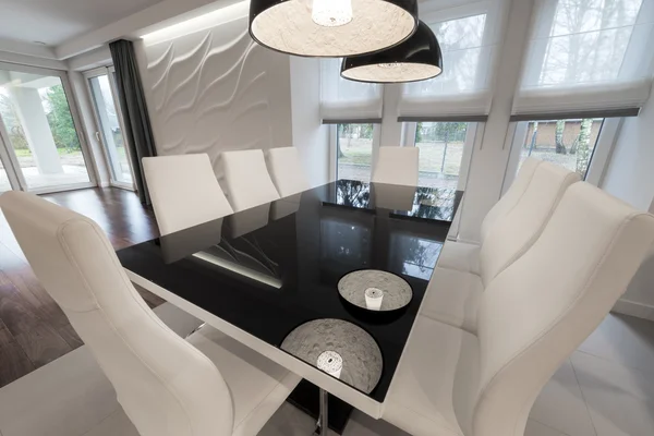 Mesa de comedor moderna en blanco y negro — Foto de Stock