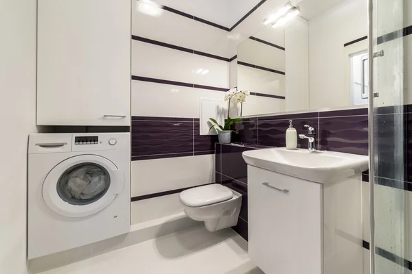 Moderne badkamer in violet stijl — Stockfoto