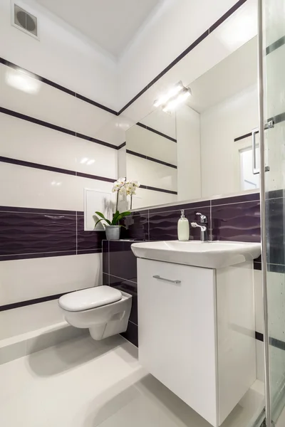 Baño moderno en estilo blanco y violeta — Foto de Stock