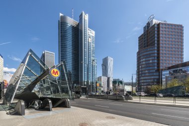 Varşova metro ikinci satırının Rondo ö istasyonu girişi