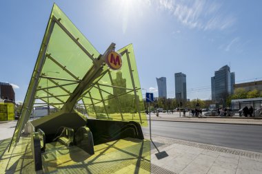Varşova metro ikinci satırının Swietokrzyska istasyonu girişi