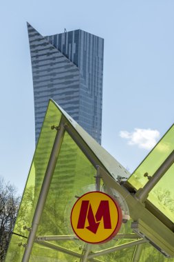 Varşova metro ikinci satırının Swietokrzyska istasyonu girişi