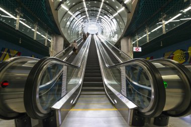 Varşova metro ikinci satırının Cnk istasyonunda elektrik merdiven