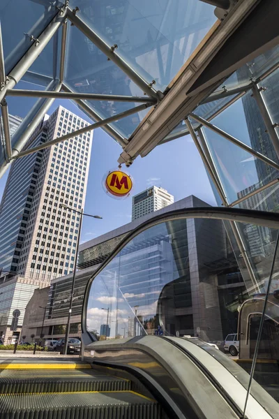 Eingang zum Bahnhof rondo onz der zweiten Linie der Warschauer U-Bahn — Stockfoto