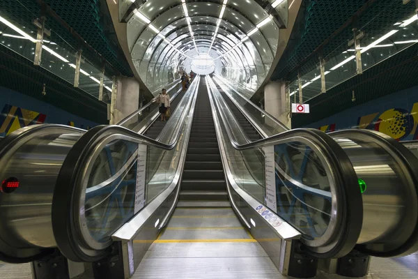 Varşova metro ikinci satırının Cnk istasyonunda elektrik merdiven — Stok fotoğraf