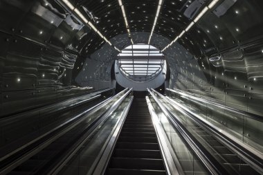 Varşova metro sistemi fütüristik merdiven