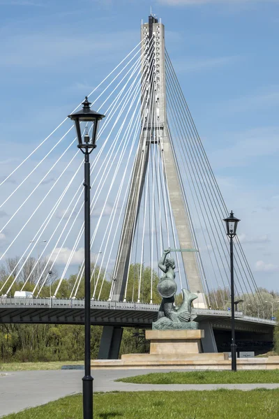 Modern bridge and Statue of Mermaid in Warsaw — Stock Photo, Image