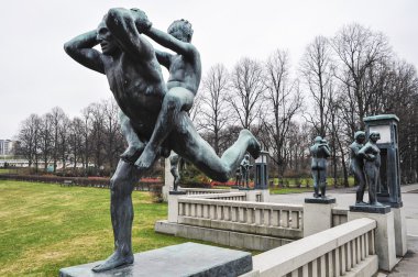 Heykel insan ve çocuk Vigeland Park Müzesi'nde