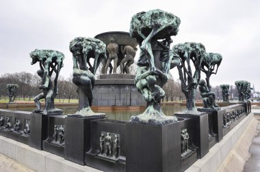 Çeşme ve heykel Vigeland Park Müzesi'nde