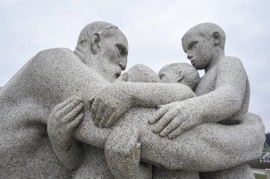 Yaşlı adam ve çocuk Vigeland Park Müzesi heykel