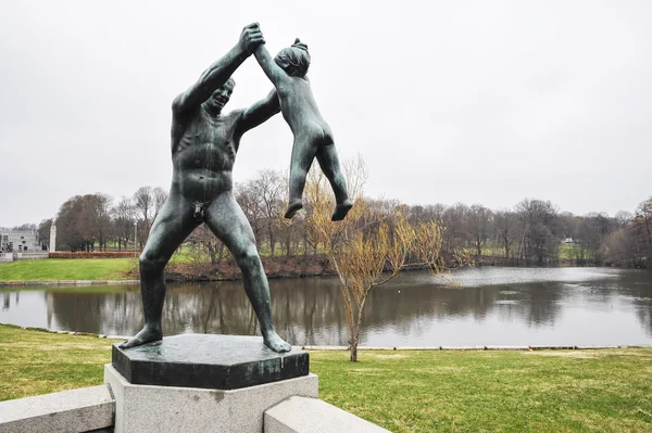 男人和孩子的维格兰雕塑公园的雕塑 — 图库照片