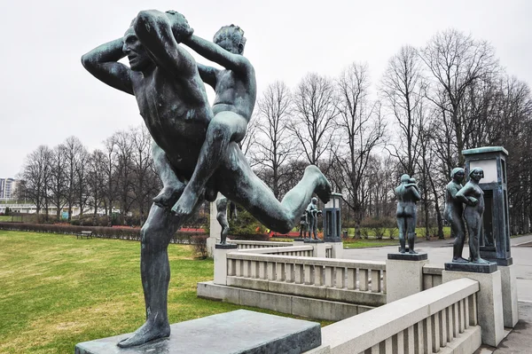 Sculptuur van man en kind in Vigeland Park Museum — Stockfoto