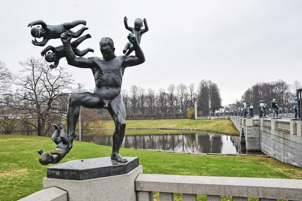 Sculptuur van man en kinderen in Vigeland Park Museum — Stockfoto