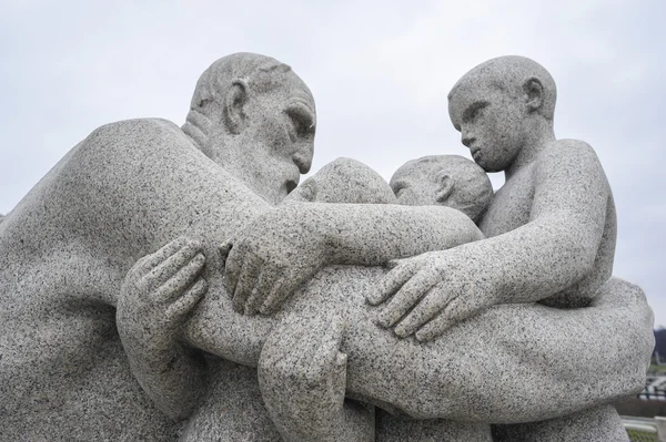 남자와 Vigeland 공원 박물관에 어린이 조각 — 스톡 사진