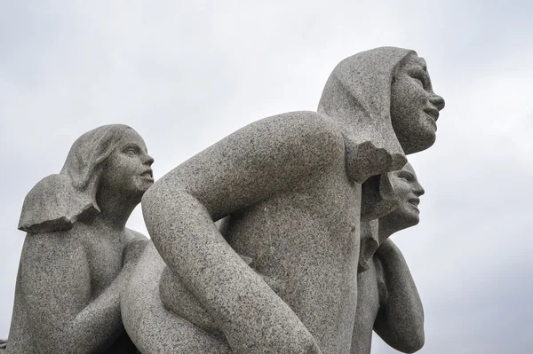 Vigeland 공원 박물관에서 젊은 여자의 조각 — 스톡 사진