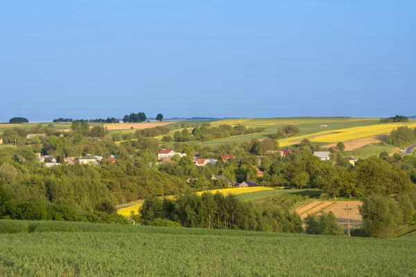 Malá vesnice na venkově v Polsku — Stock fotografie