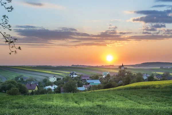 Sundown Polonya kırsal Köyü üzerinden — Stok fotoğraf