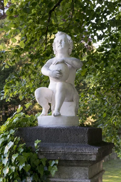 Antika cherub skulptur i Lancut — Stockfoto