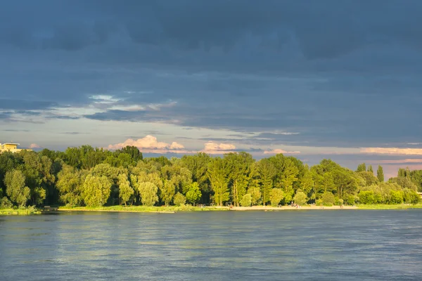 Nubes tormentosas sobre el río Vístula en Varsovia —  Fotos de Stock