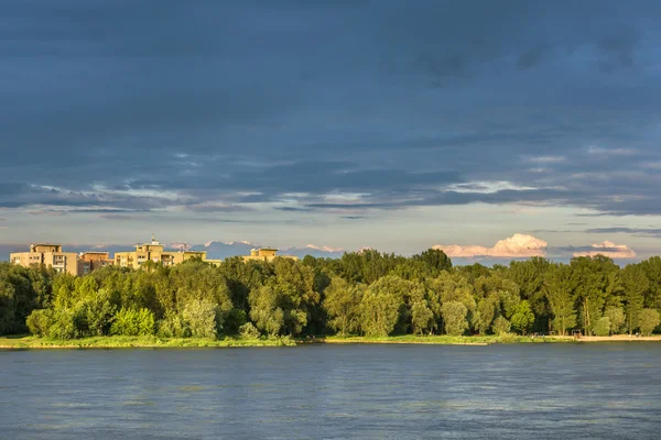 Stormigt moln över floden Vistula i Warszawa — Stockfoto