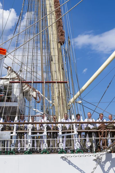 Sjømenn på det polske skoleskipet Dar Mlodziezy – stockfoto
