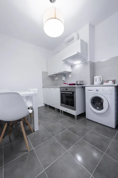 Beyaz, küçük ve kompakt mutfak — Stok fotoğraf
