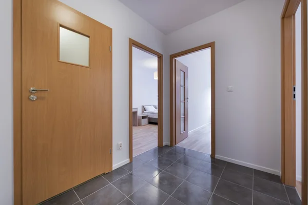 Slaapkamers in modern appartement - uitzicht vanaf corridor — Stockfoto