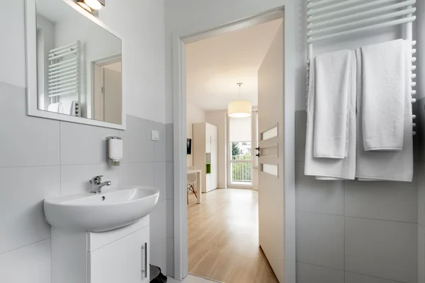 Salle de bain moderne et compacte dans un style scandinave — Photo