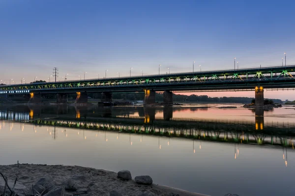 Gdanski bridge under skymning tid, Warszawa — Stockfoto