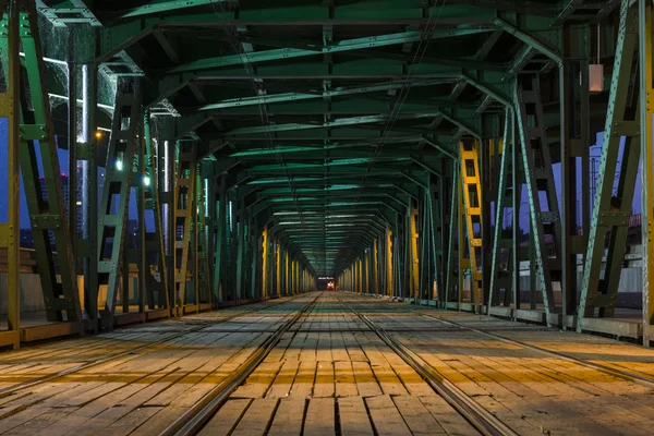 Tranvía en el puente de Gdanski en Varsovia — Foto de Stock